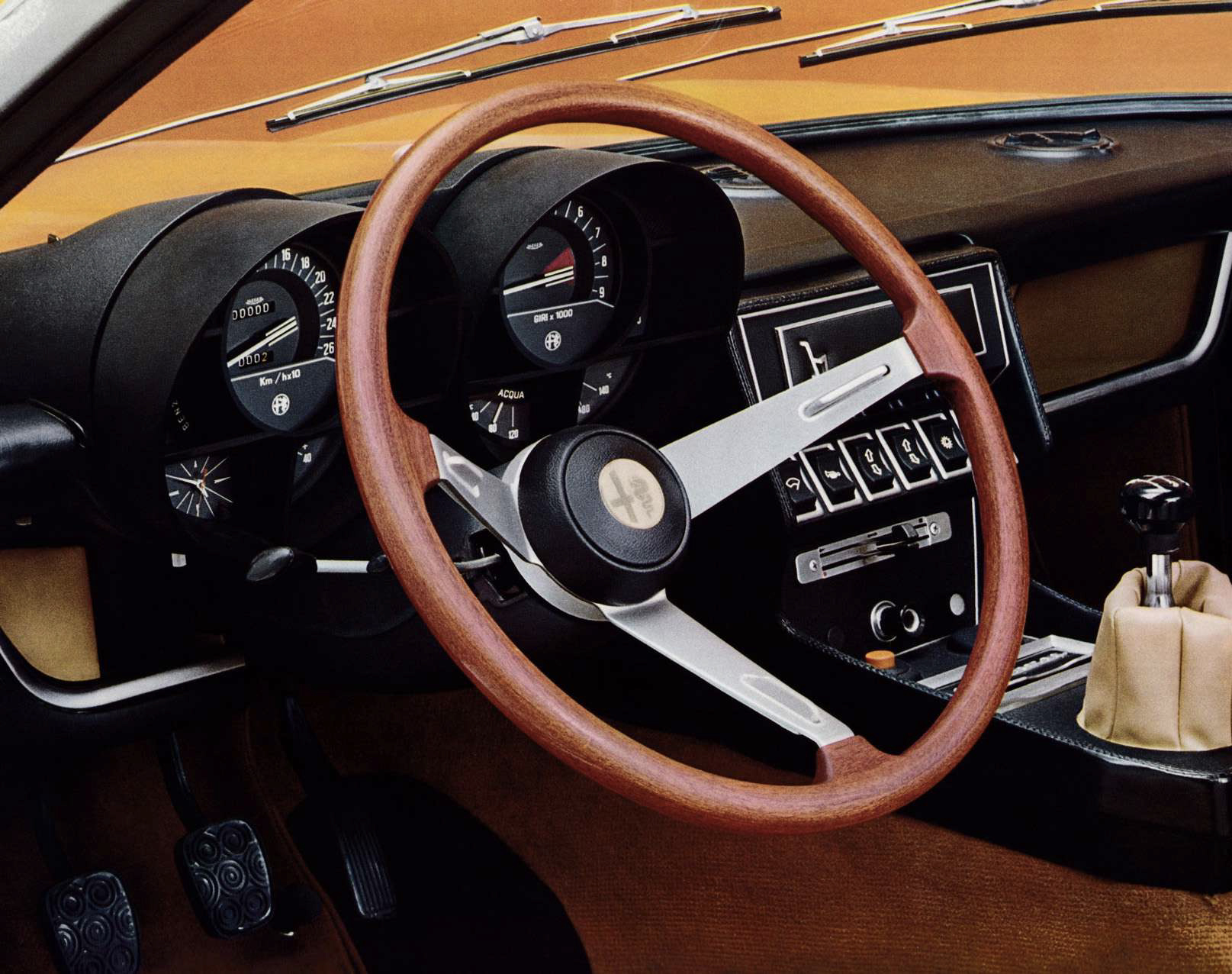 1973-alfa-romeo-montreal-interior-2-details-car-back-catalogue
