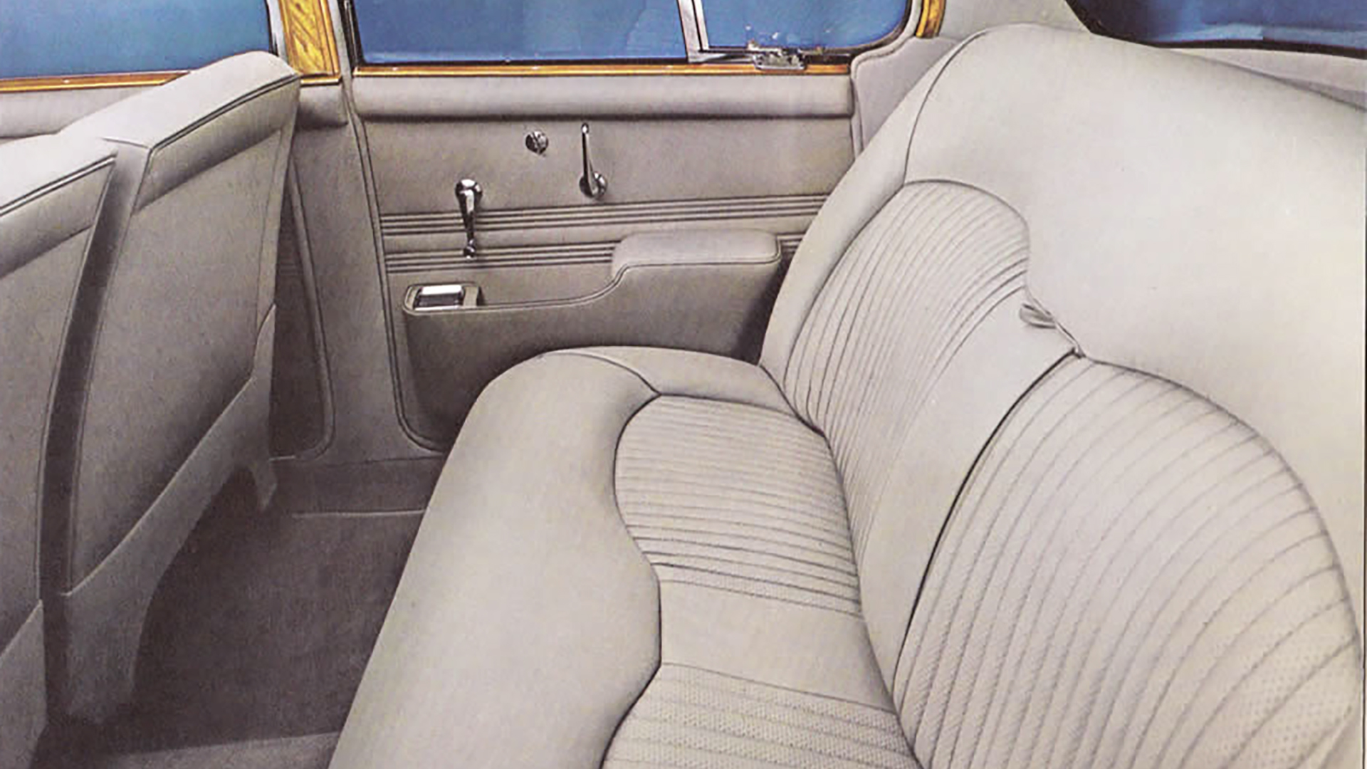1969-daimler-sovereign-luxury-interior-2-car-back-catalogue
