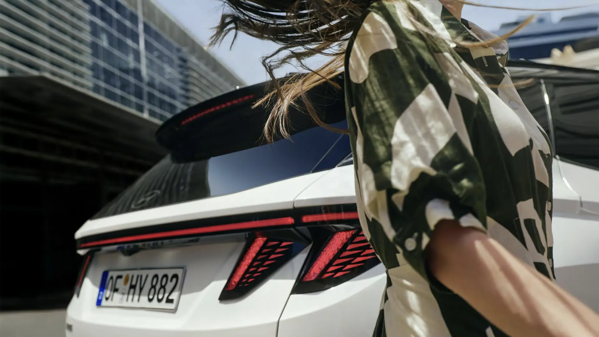 2025-hyundai-tucson-rear-woman-car-back-catalogue