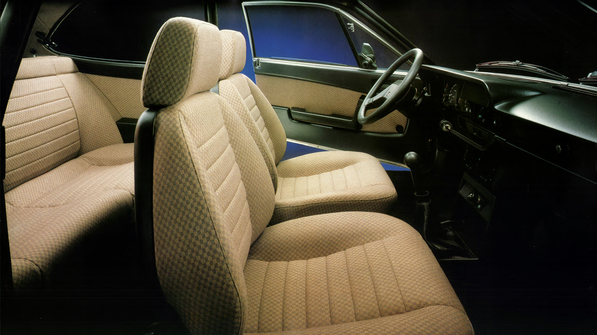 1983-lancia-hp-executive-interior-car-back-catalogue-1