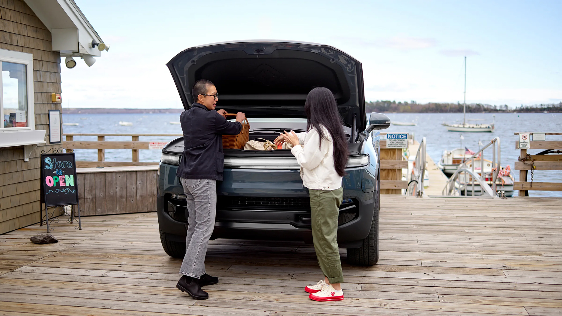 2025-rivian-r1s-front-trunk-car-back-catalogue-1