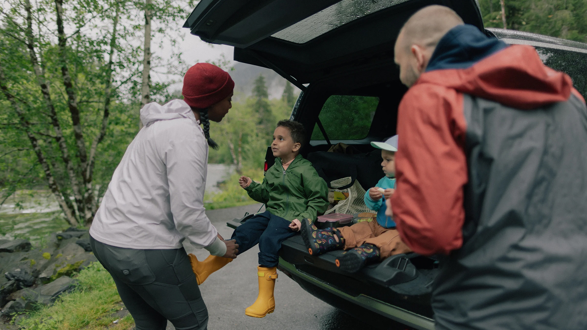 2025-rivian-r1s-liftgate-1-car-back-catalogue-1