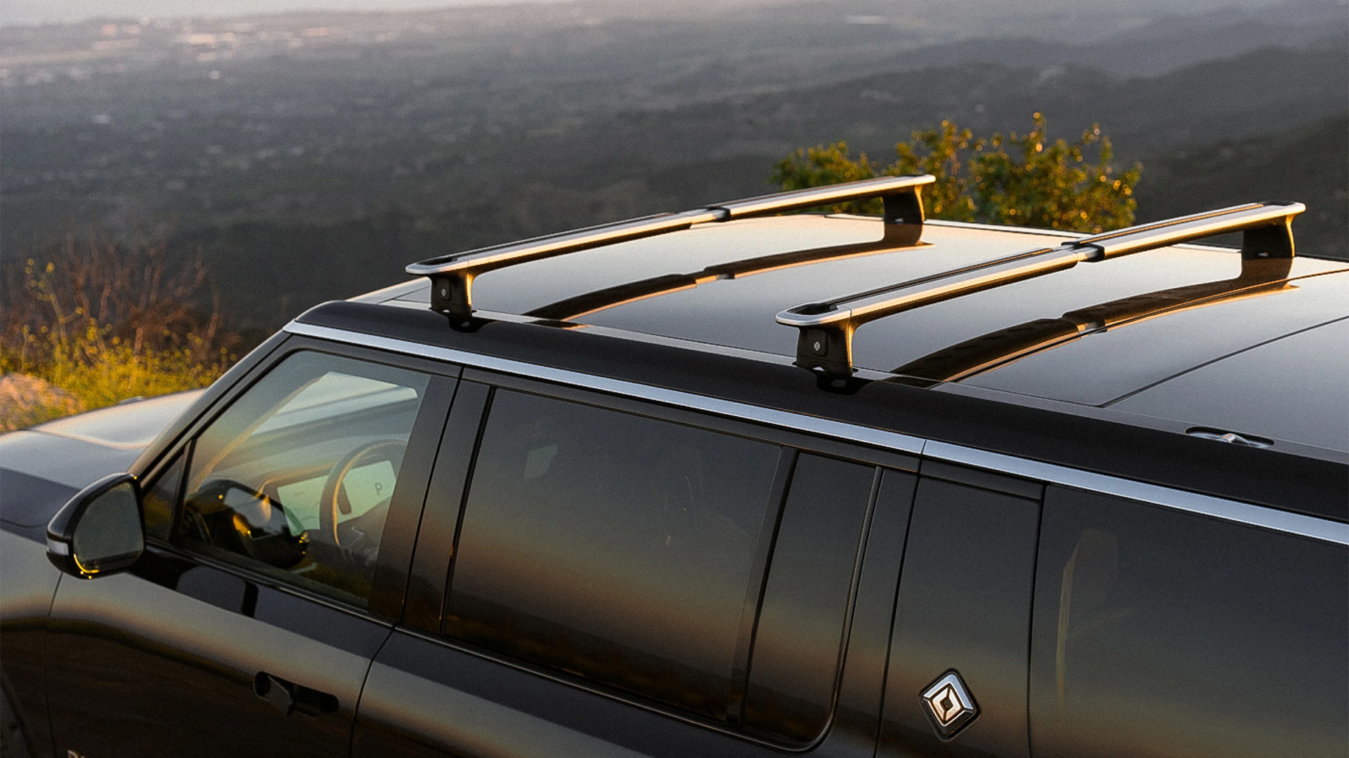 2025-rivian-r1s-roof-cross-bars-1-car-back-catalogue-1