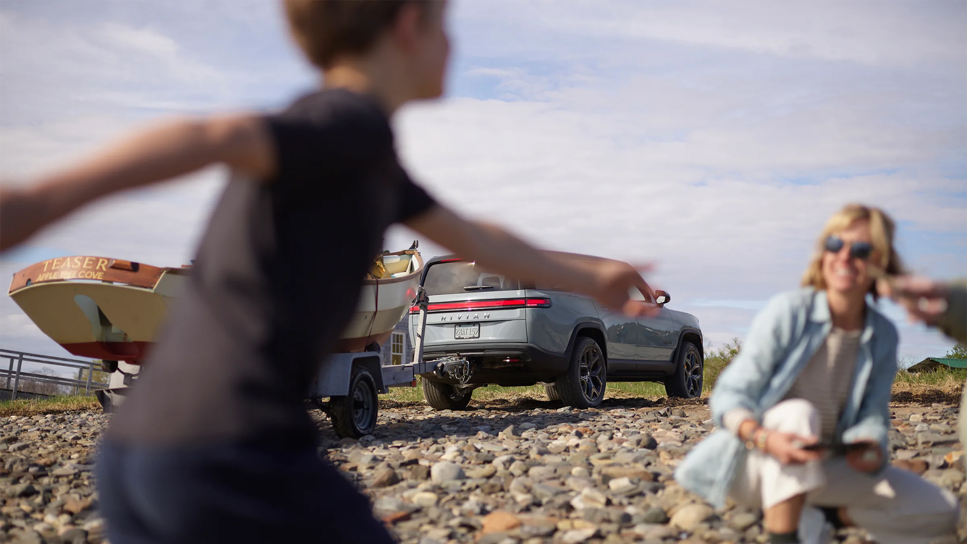 2025-rivian-r1s-utility-1-car-back-catalogue-1