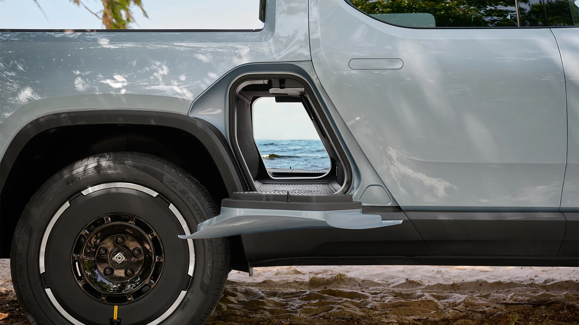 2025-rivian-r1t-gear-tunnel-car-back-catalogue-1