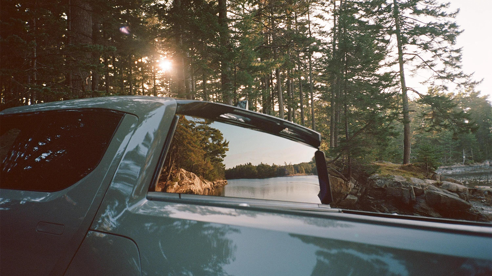 2025-rivian-r1t-rear-detail-car-back-catalogue-1