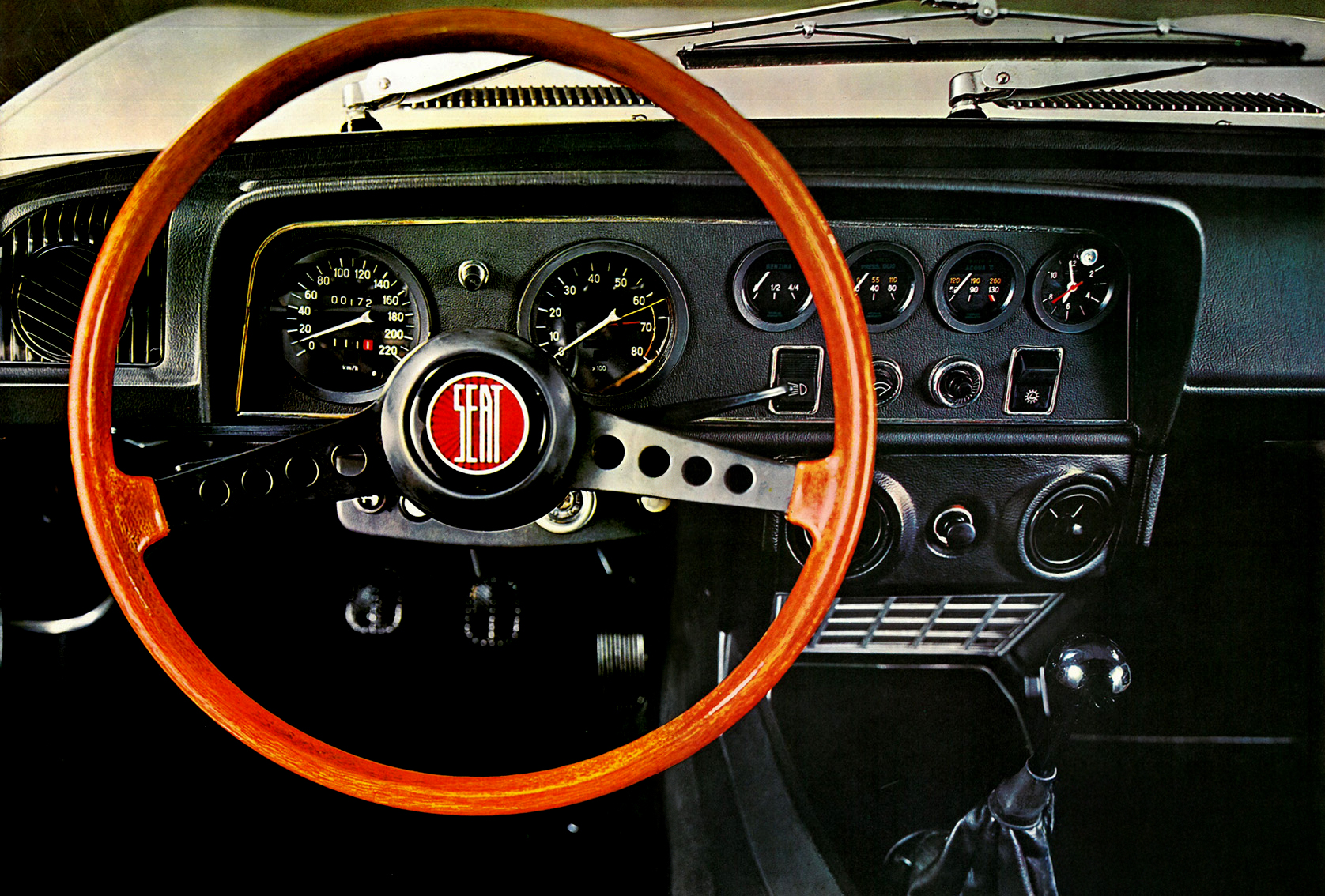 1970-seat-124-sport-interior-car-back-catalogue