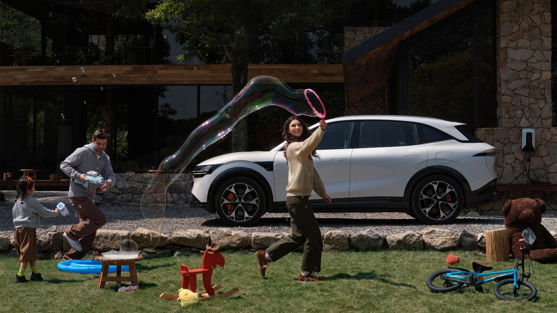 2025-zeekr-7x-ext-lifestyle-1-car-back-catalogue