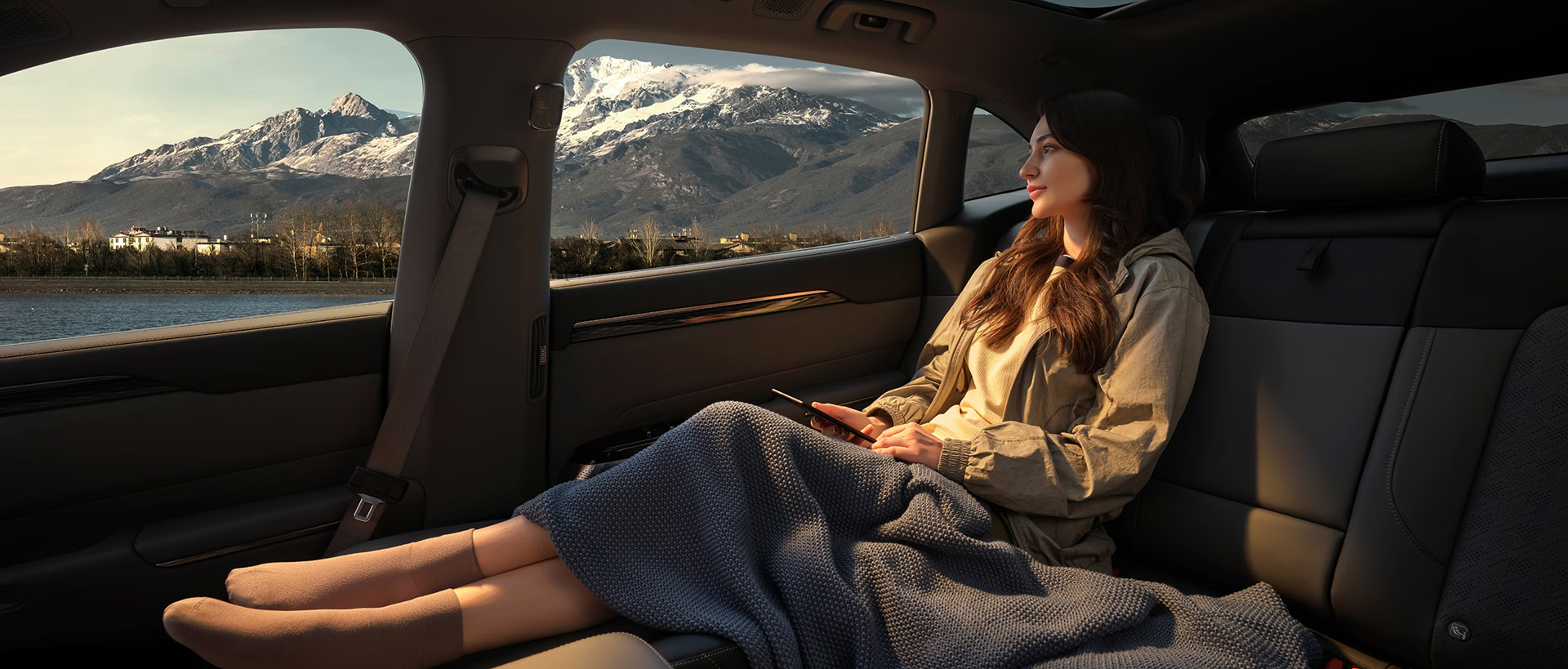 2025-zeekr-7x-interior-lifestyle-2-car-back-catalogue